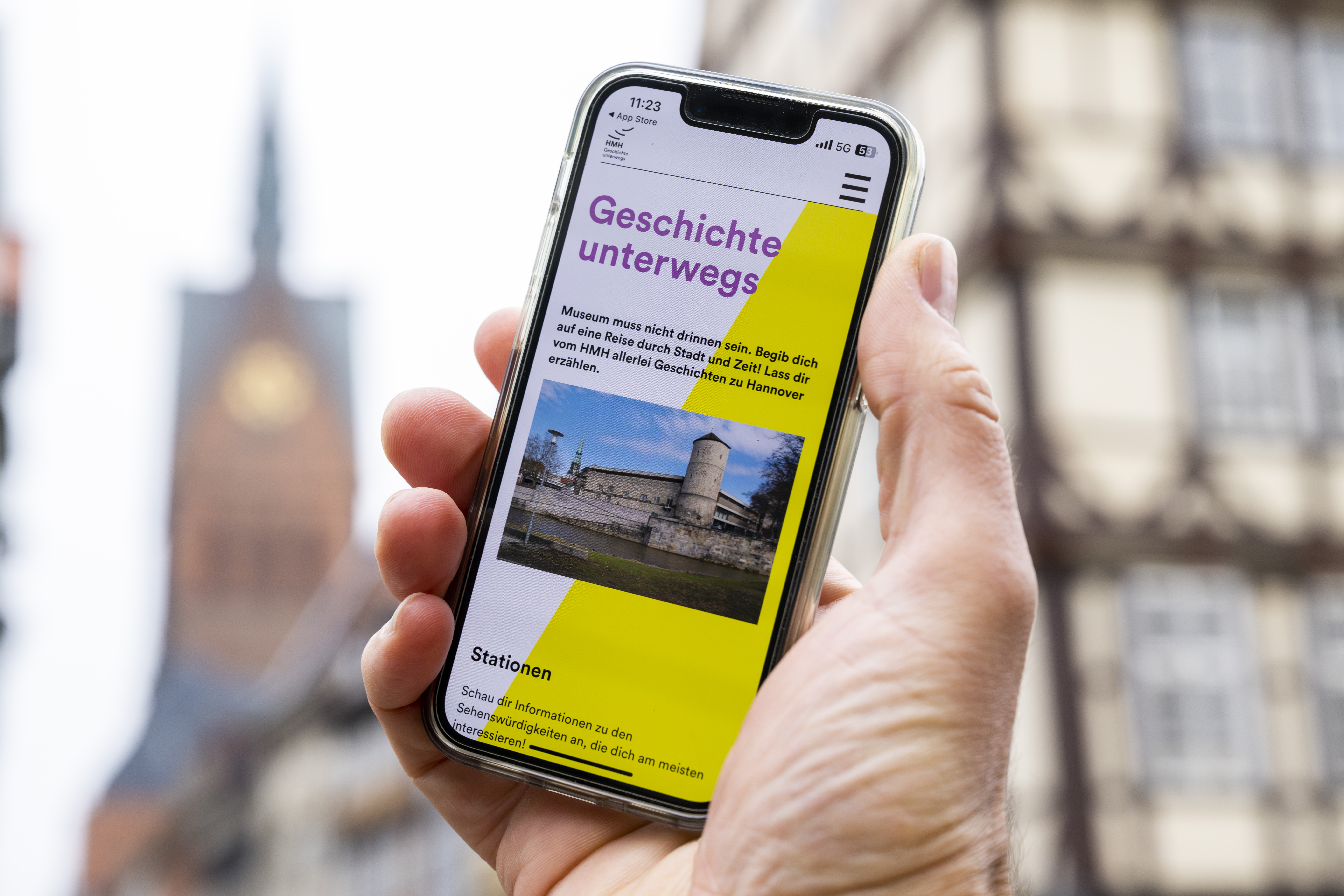 Die App Geschichte unterwegs des Historischen Museums Hannover auf einem Smartphone