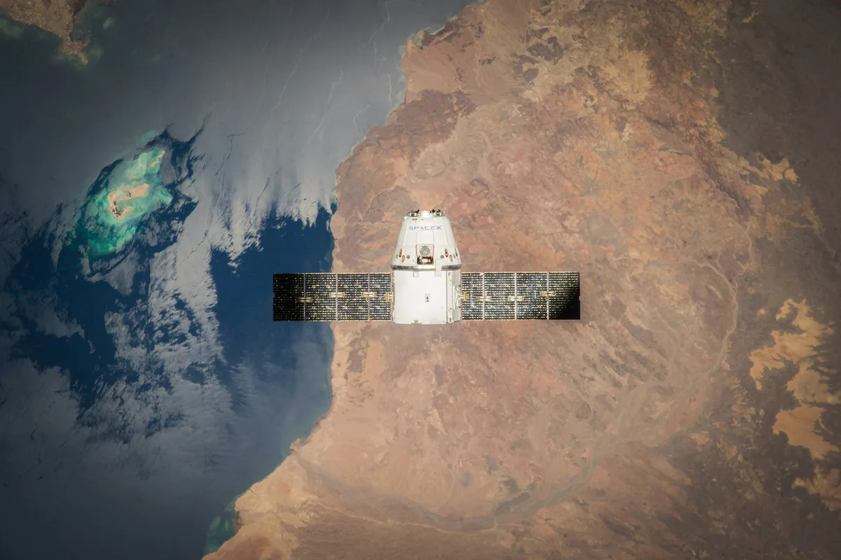 Satellit über einer Landschaft als Symbol für Fernerkundung und Geodaten.