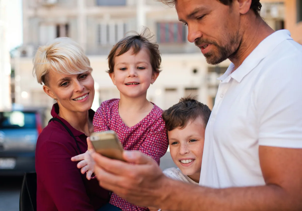 Familie nutzt während eines Stadtbesuchs eine digitale Touristik-App.