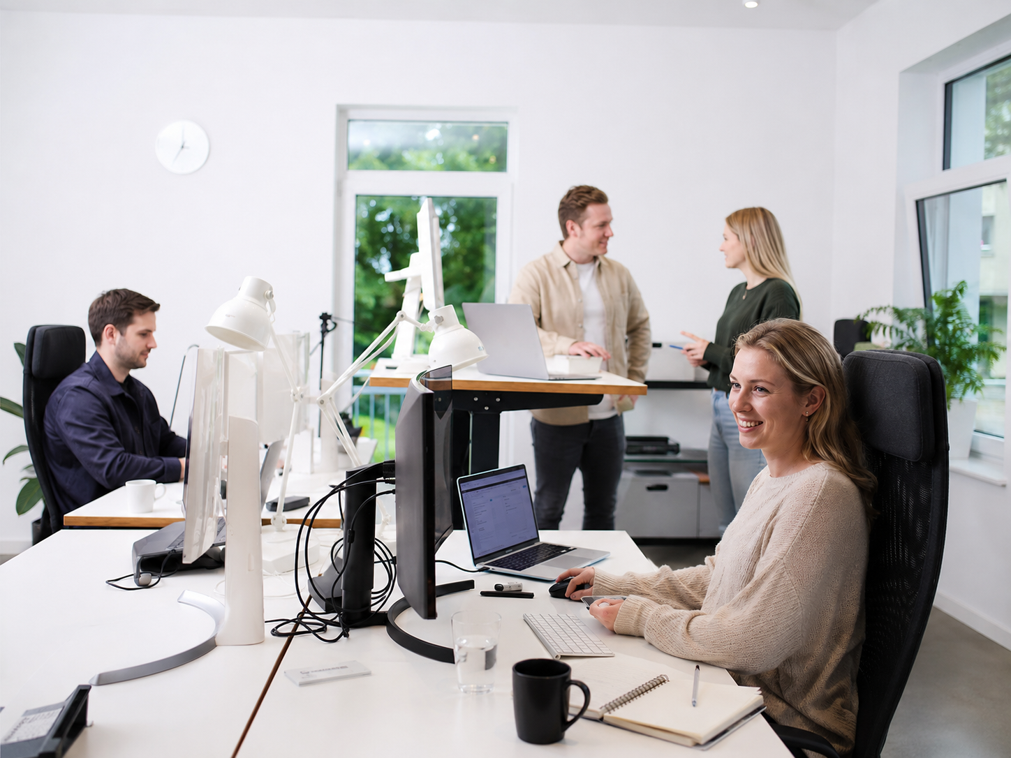 newcubator Team im direkten Austausch am Arbeitsplatz.