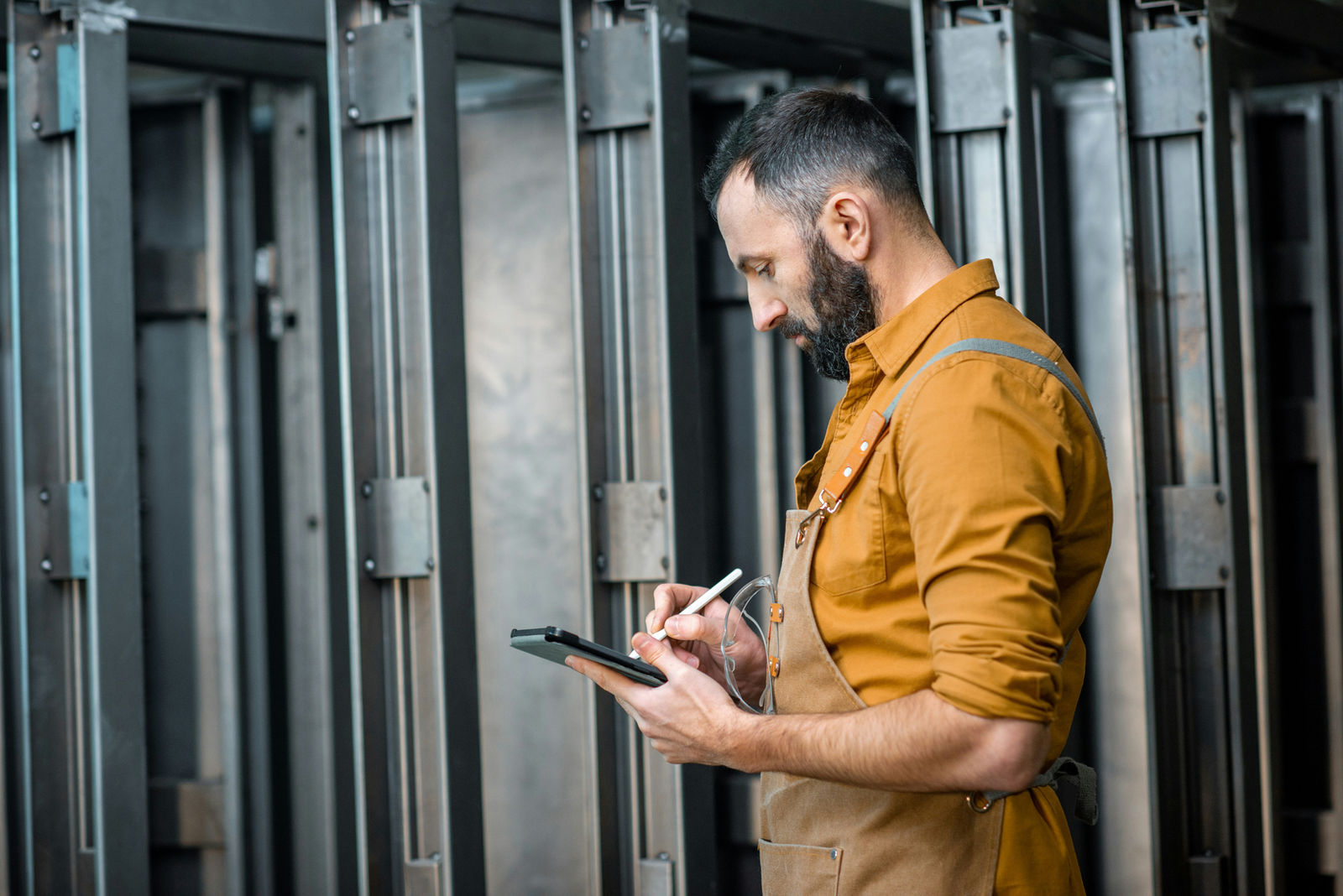 Techniker dokumentiert einen Serviceeinsatz auf einem Tablet
