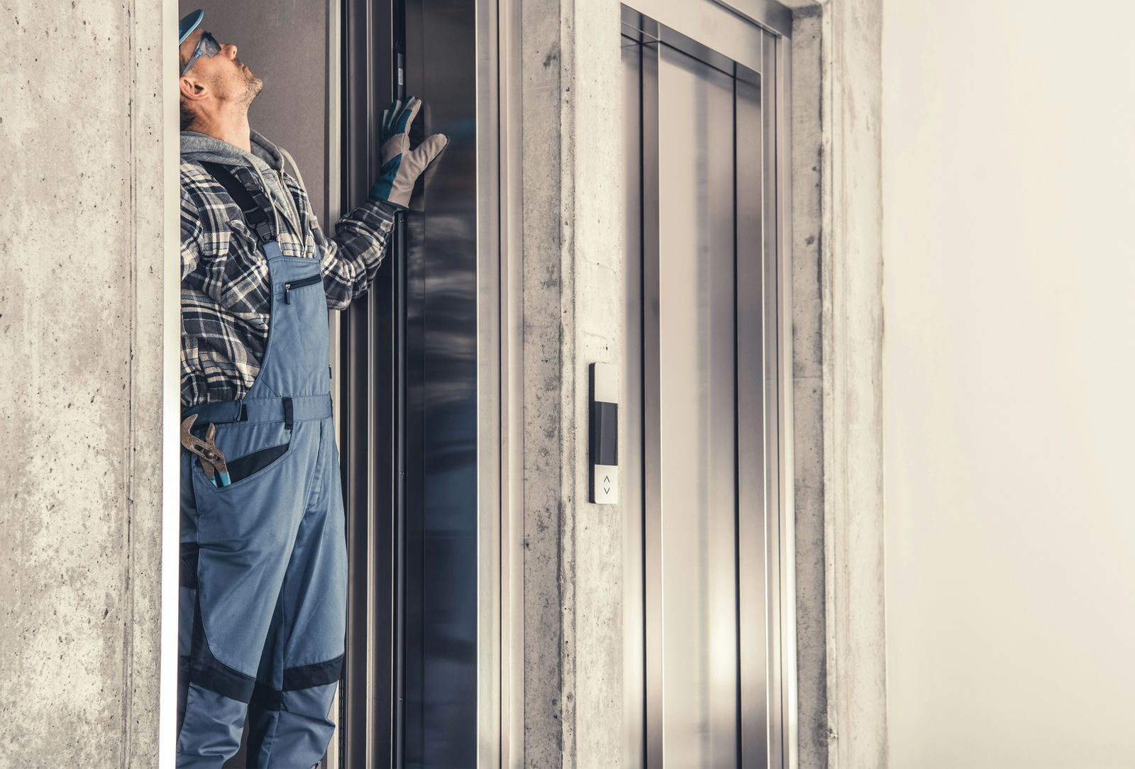 Servicetechniker wartet eine technische Anlage
