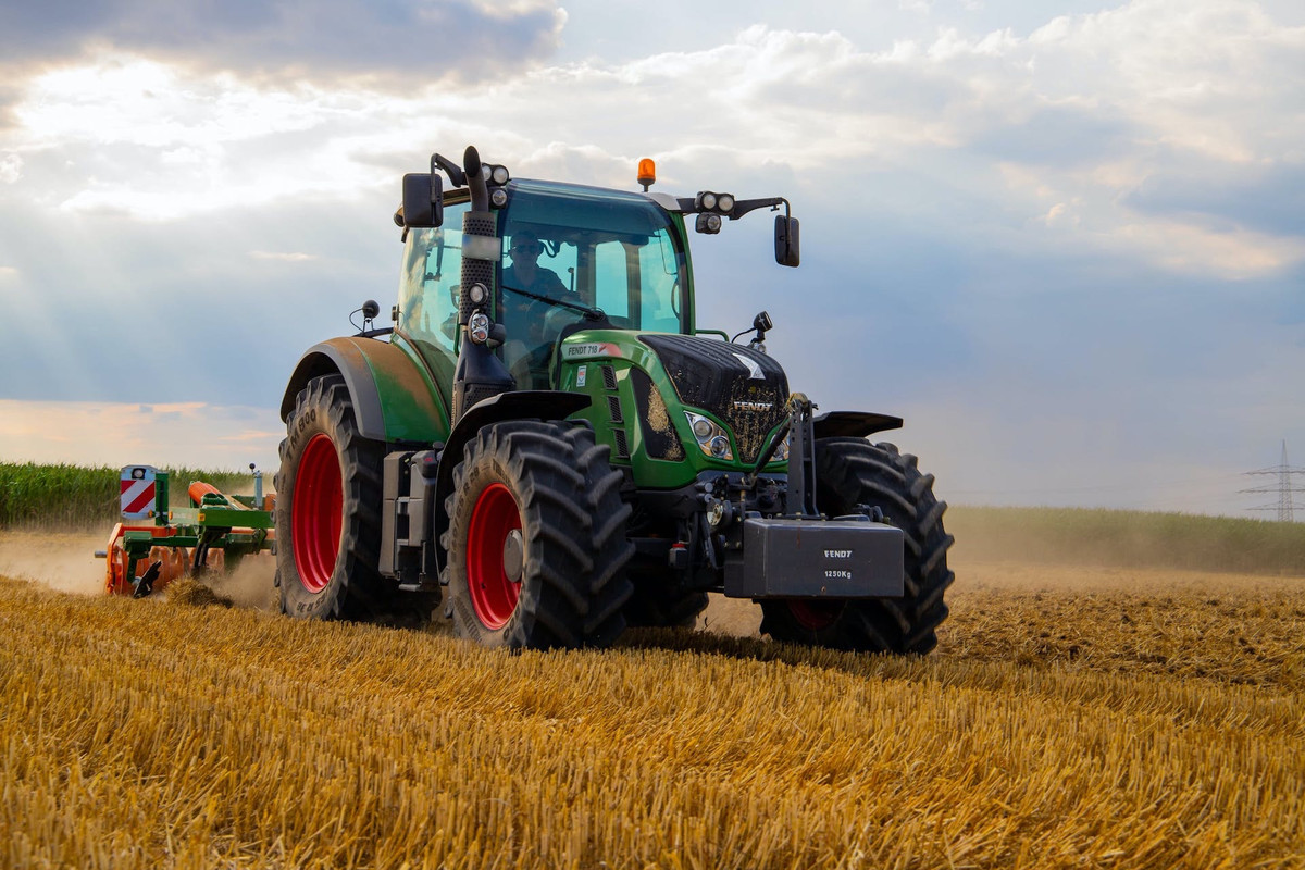 Traktor arbeitet auf einem landwirtschaftlichen Feld