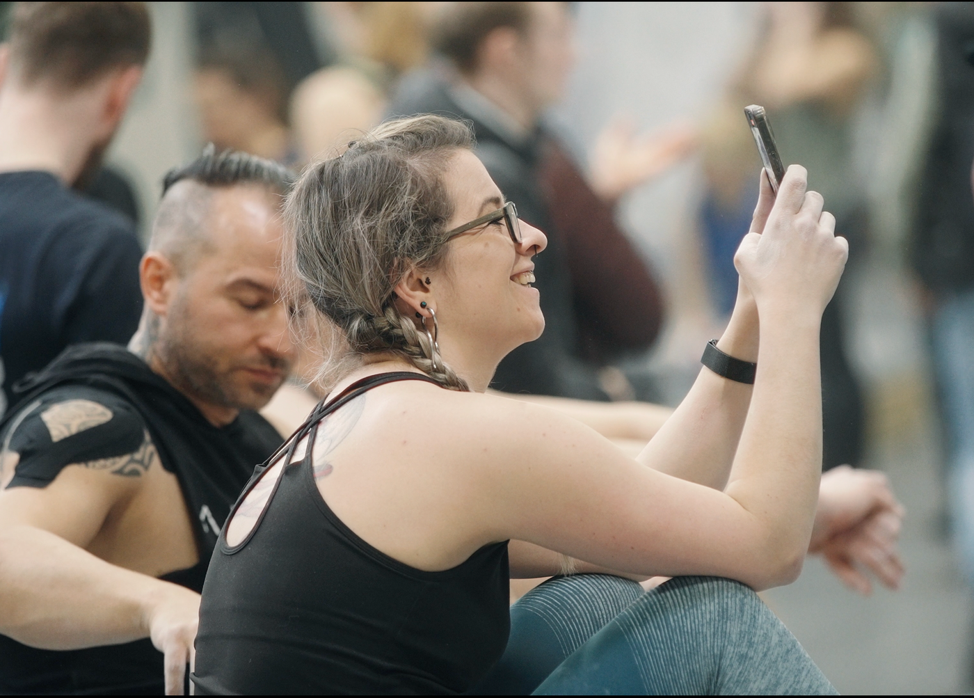 Boulderin nutzt die ToehooK App neben einer Kletterwand