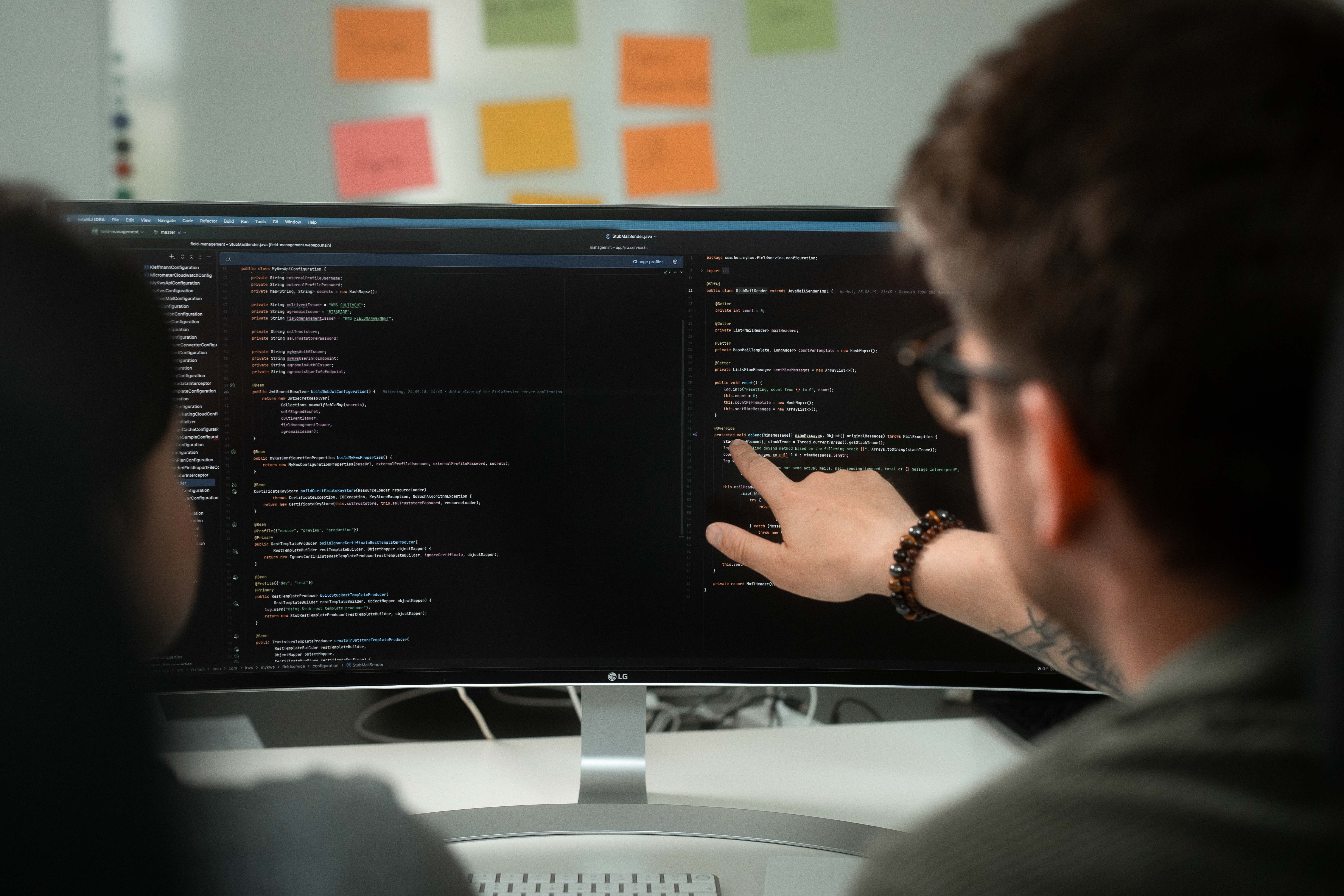 Entwickler prüfen gemeinsam die Qualität einer Softwarelösung.