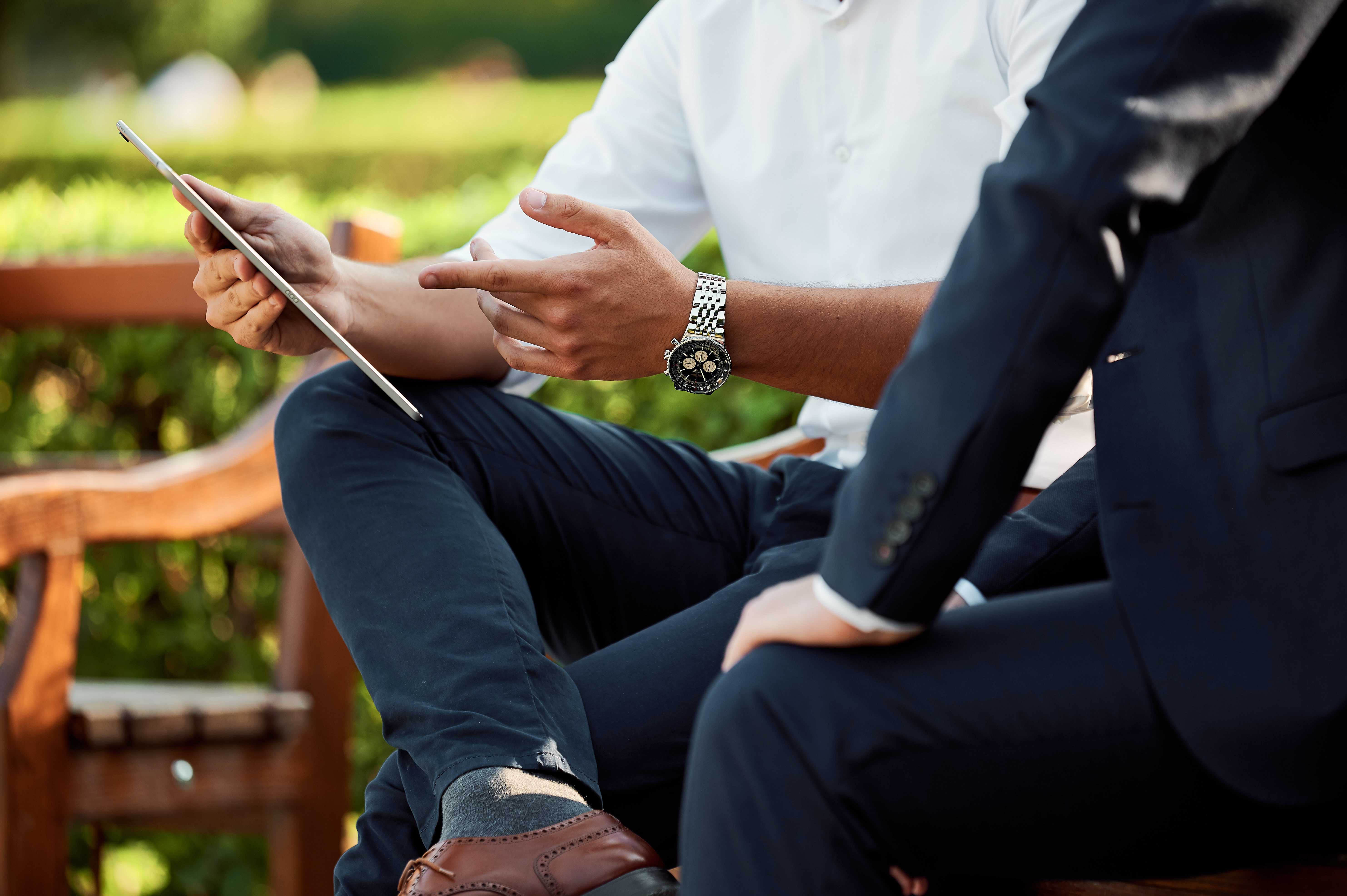 Servicetechniker nutzt eine mobile Kartenanwendung auf dem Tablet