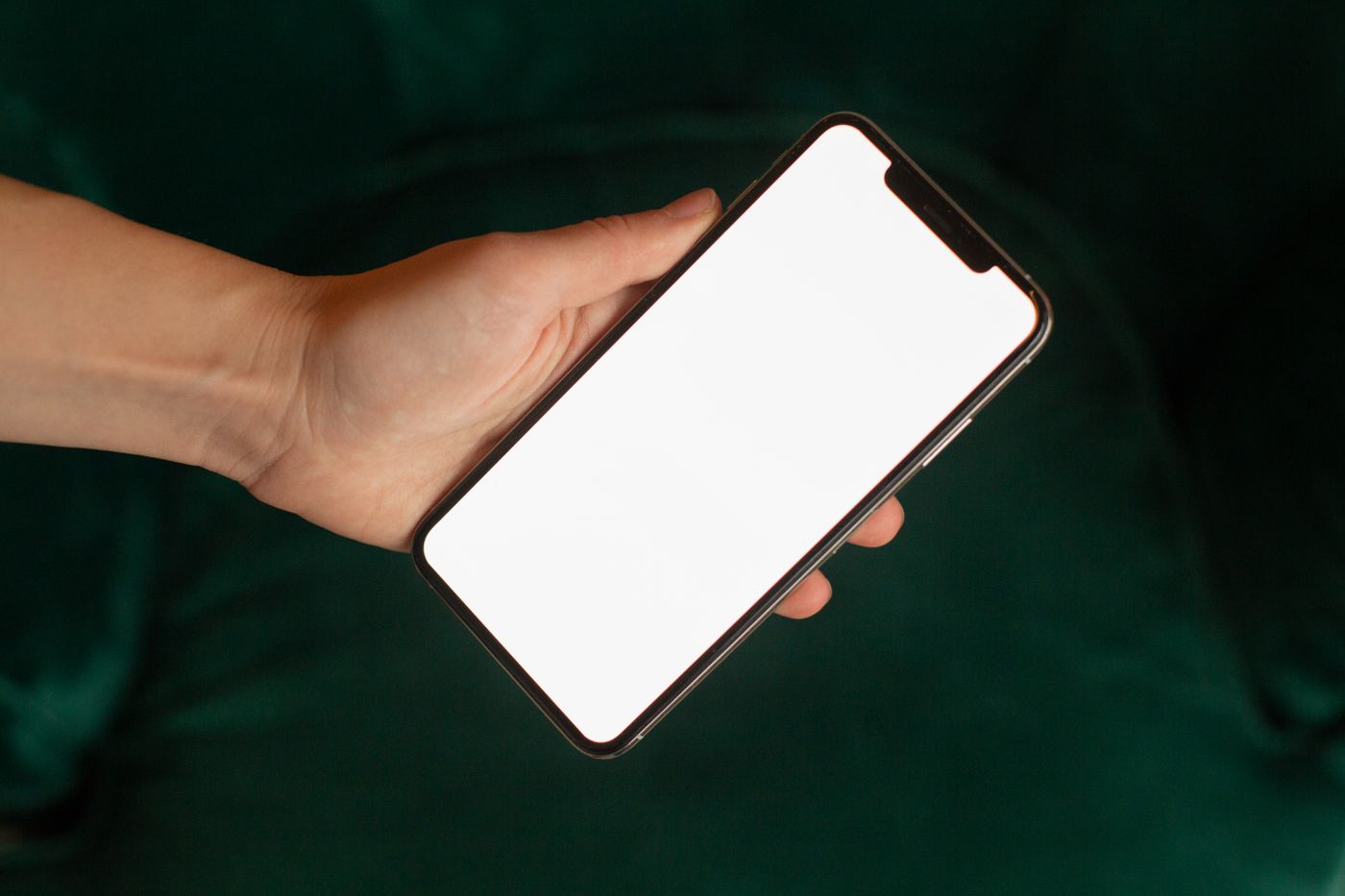 Smartphone in einer Hand als Beispiel für mobile Anwendungen.